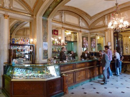 Chiude il Gran Caffè Gambrinus a Napoli, uno dei luogi sacri della cultura italiana. La pandemia e la crisi economica si portano via una parte di storia italiana.